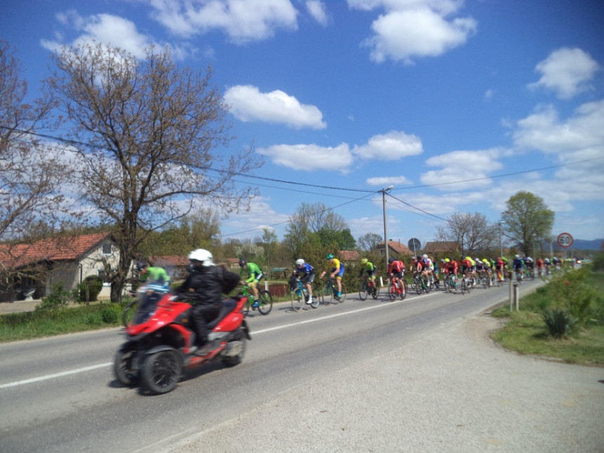 Учесници трке прошли кроз село бившег шампиона