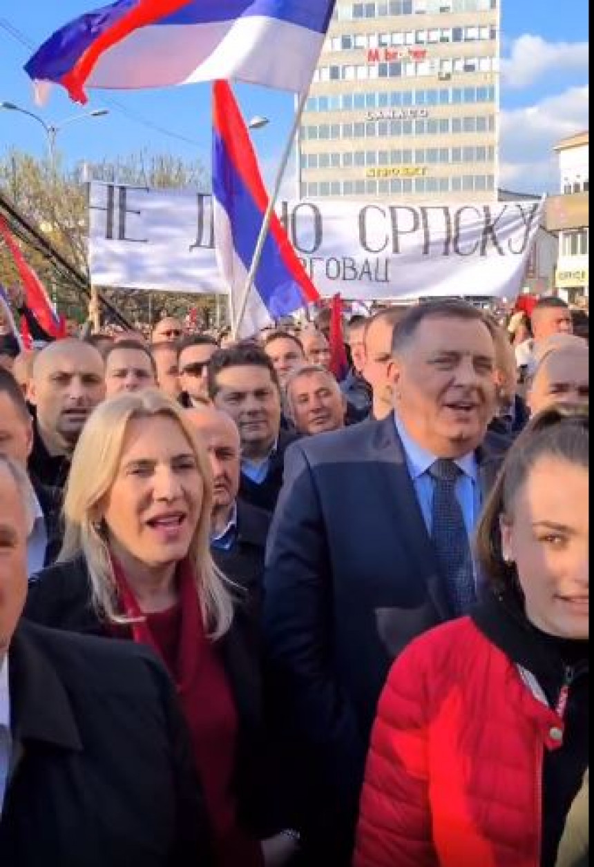 I Predsjednica Srpske zapjevala na skupu (VIDEO)