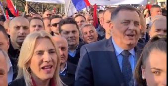 I Predsjednica Srpske zapjevala na skupu (VIDEO)