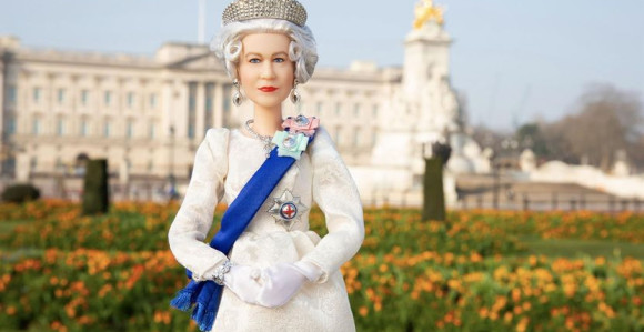Kraljica Elizabeta za 96. rođendan dobila Barbiku!