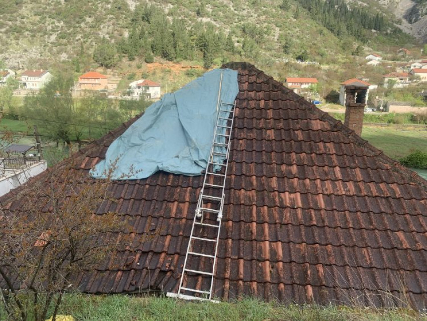 Prve fotografije kuće u Stocu na koju se obrušila stijena