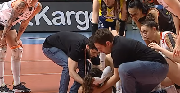 Odbojkašica nokautirana od saigračice (VIDEO)