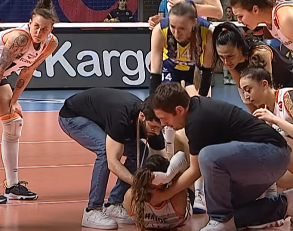 Odbojkašica nokautirana od saigračice (VIDEO)