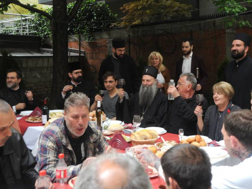 Patrijarh ručao sa beskućnicima u crkvenoj kuhinji