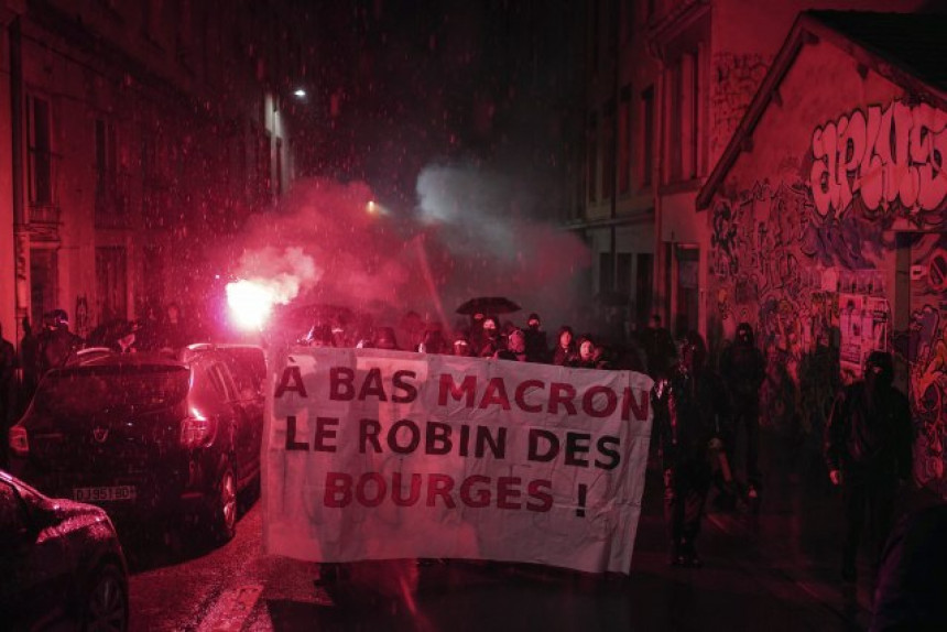 Немири на улицама Париза, полиција бацила сузавац