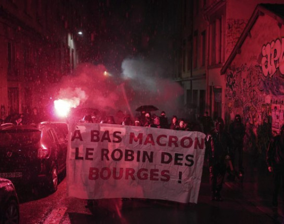 Немири на улицама Париза, полиција бацила сузавац
