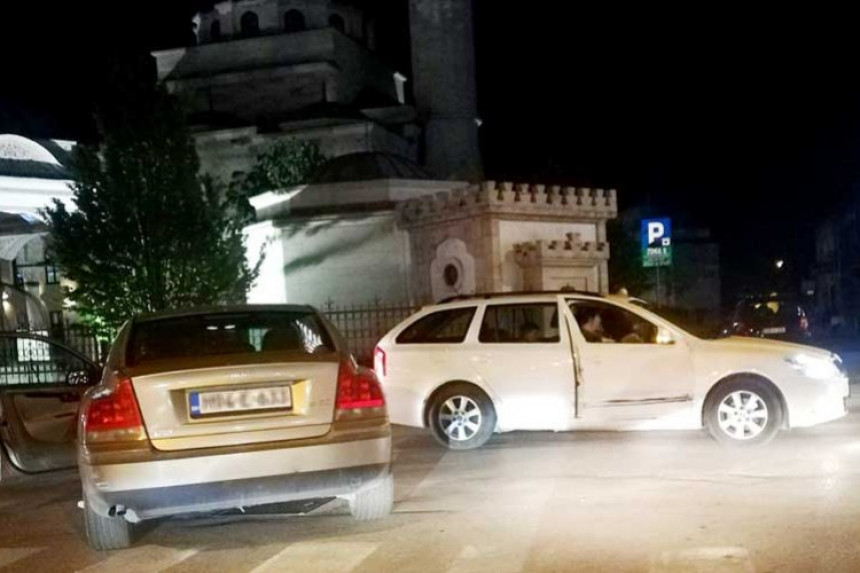 Sudar u Banjaluci: Vozila završila na ogradi Ferhadije