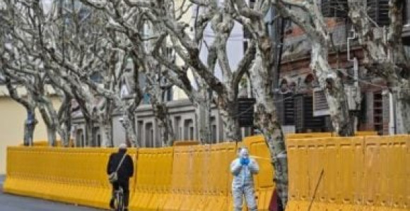 Antikovid mjere u Šangaju, zgrade ograđene žicom