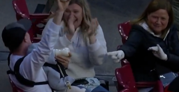 Tata za desetku: Uhvatio lopticu dok je hranio bebu