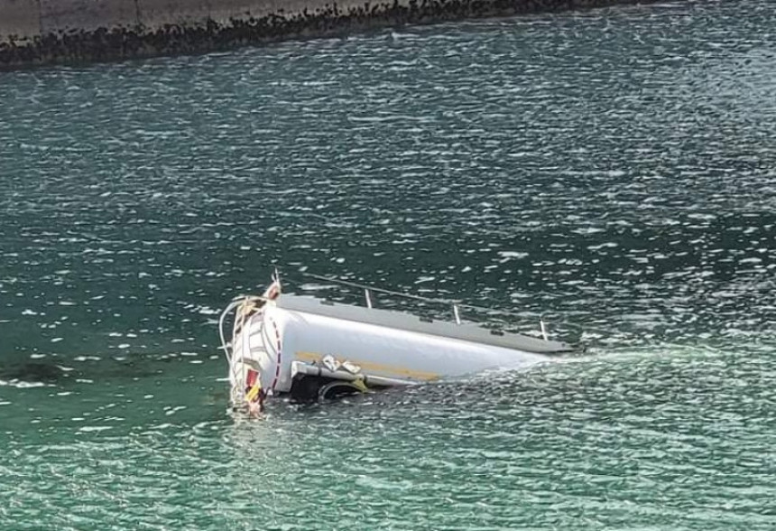 Cisterna sletjela u jezero, više osoba povrijeđeno