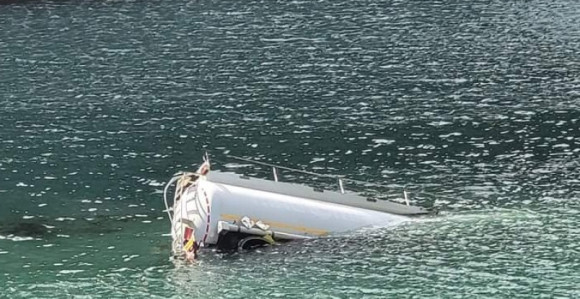 Cisterna sletjela u jezero, više osoba povrijeđeno