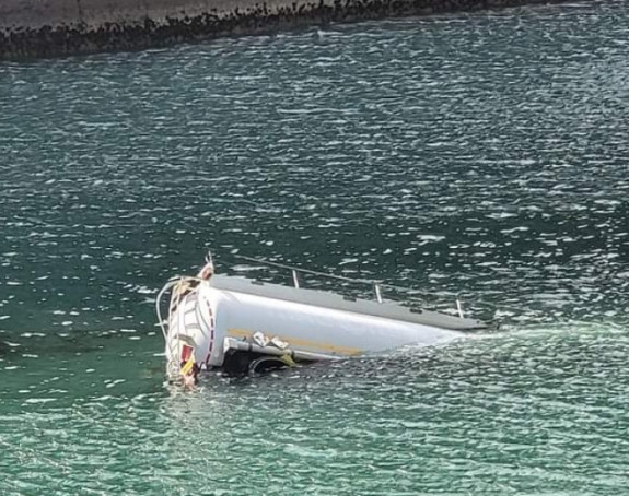 Cisterna sletjela u jezero, više osoba povrijeđeno