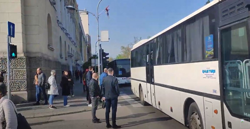 Превозници паркирали аутобусе испред Градске управе