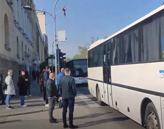 Prevoznici parkirali autobuse ispred Gradske uprave