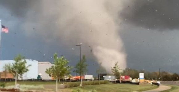 Tornado napravio pustoš, 6.500 domova bez struje