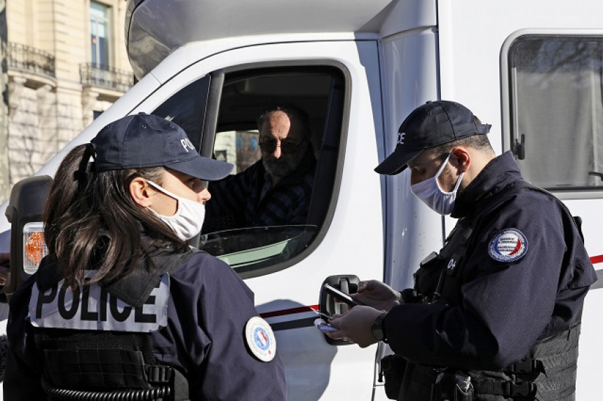 Париз: Полиција бацила сузавац на демонстранте