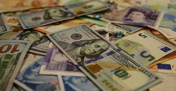 Nagli skok dolara i ogroman pad evra