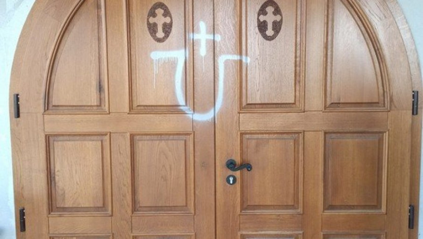 Ustaški grafiti na pravoslavnoj crkvi u Petrinji