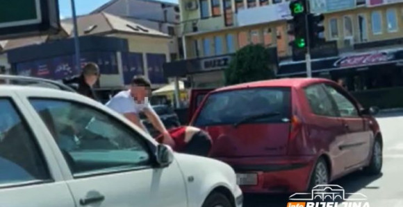 Tuča u centru Bijeljine: Izašli iz auta i potukli se