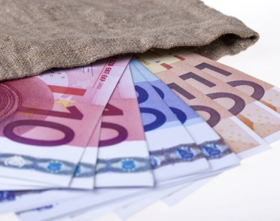 U ručnom frižideru pokušali da prenesu preko 70.000 evra