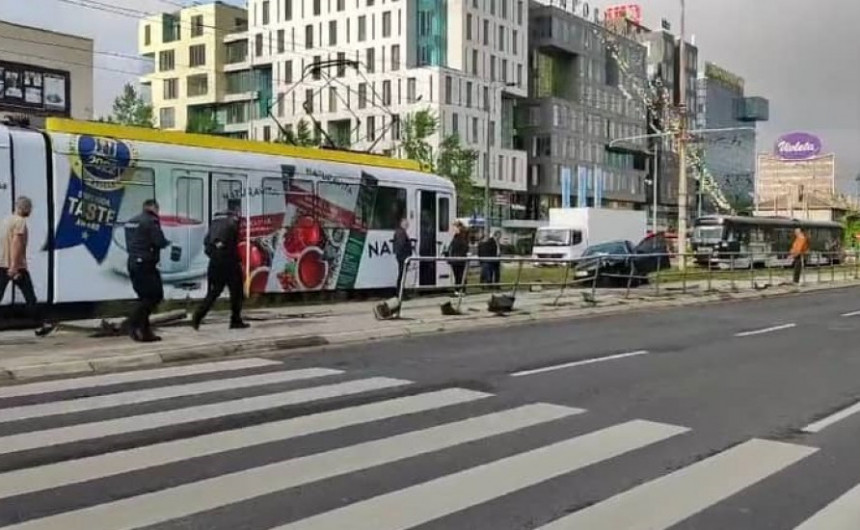 Аутомобил се забио у трамвајску станицу у Сарајеву