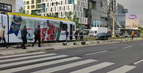 Automobil se zabio u tramvajsku stanicu u Sarajevu