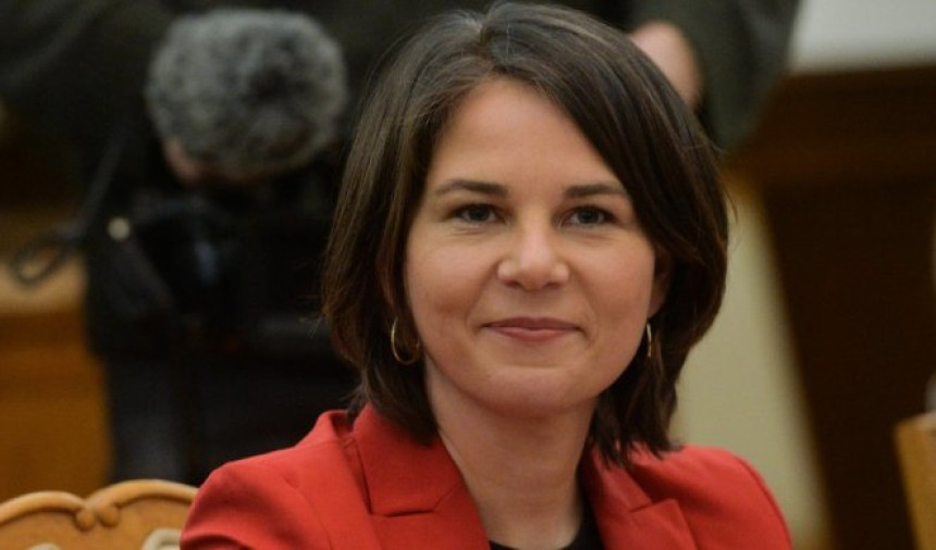 Njemačku šeficu spoljnih poslova gađali jajima (VIDEO)