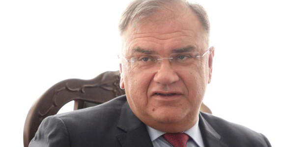 Додику вријеме за хладовину: Предуго је на Сунцу, ухватила га хронична сунчаница