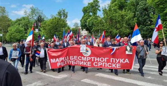 Званичници Српске у маршу "Бесмртног пука" у Бањалуци