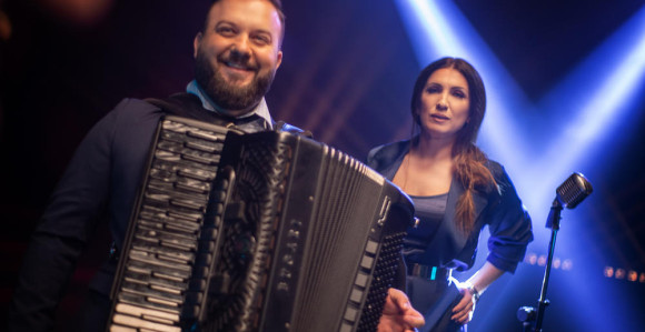 Harmonikaš Borko Radivojević zbog bakšiša na glavi liči na poglavicu (VIDEO)