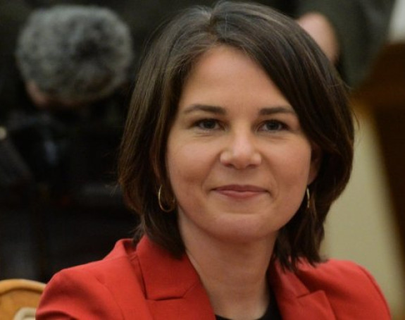 Njemačku šeficu spoljnih poslova gađali jajima (VIDEO)
