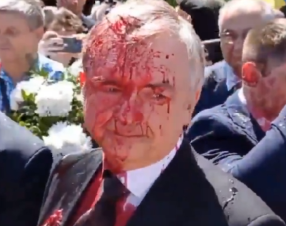 Napadnut ruski ambasador u Varšavi na groblju (VIDEO)