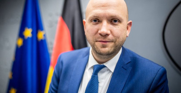 Saracin: Srpskom narodu atraktivnija EU od Rusije