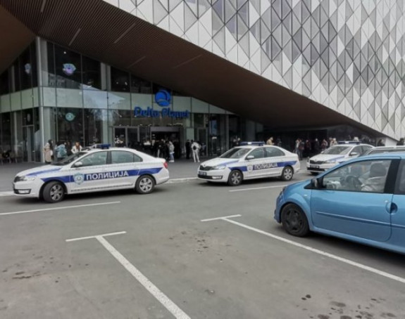 Београд: Дојава о бомбама у три тржна центра лажна