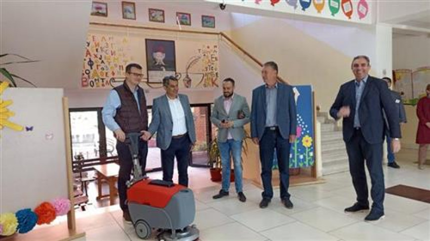 Maturantima po 100 maraka za haljine i odijela