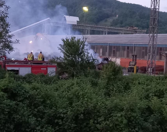 Borba sa vatrenom stihijom u fabrici papira u Maglaju