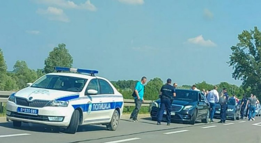 Svadbenu kolonu zaustavila policija, uhapšen mladoženja