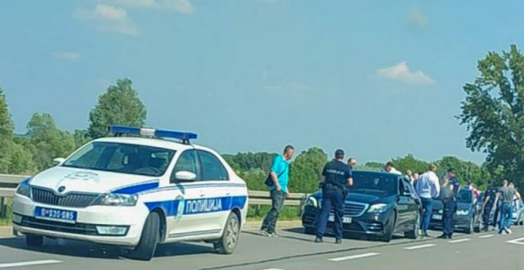 Svadbenu kolonu zaustavila policija, uhapšen mladoženja