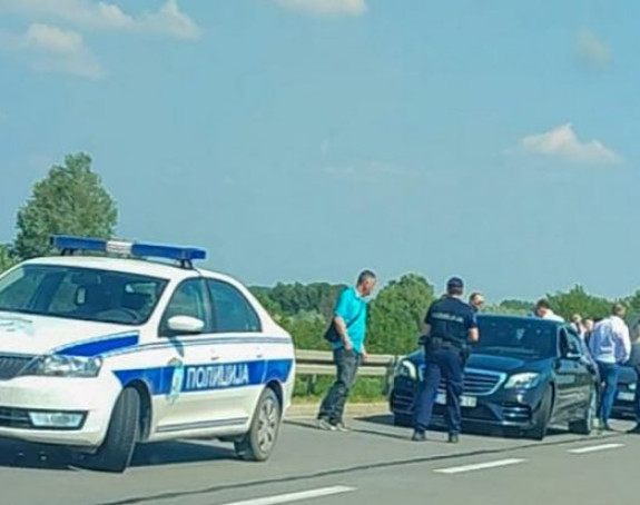 Svadbenu kolonu zaustavila policija, uhapšen mladoženja