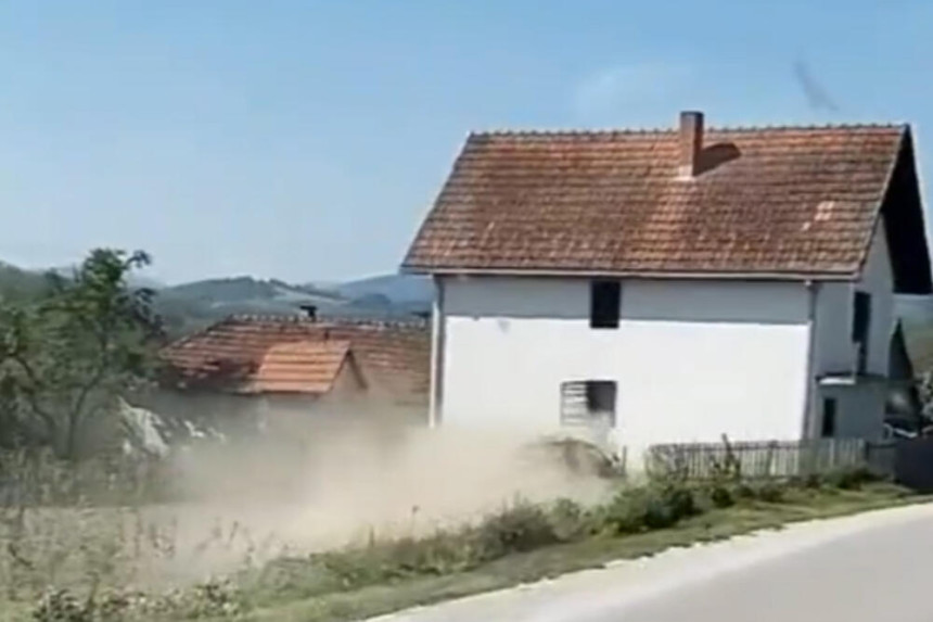 Vozač gubi kontrolu i udara u kuću (VIDEO)