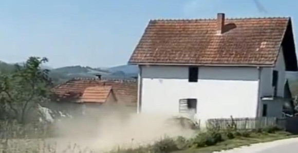 Vozač gubi kontrolu i udara u kuću (VIDEO)