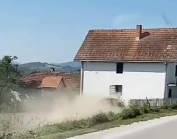 Vozač gubi kontrolu i udara u kuću (VIDEO)