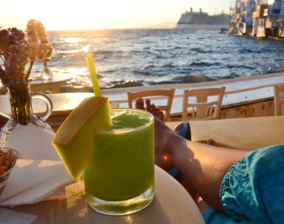 Na Mikonosu dva koktela i porciju kraba platile 600 evra!