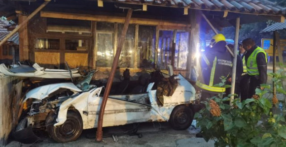 Automobilom uletio u kafanu nakon lančanog sudara