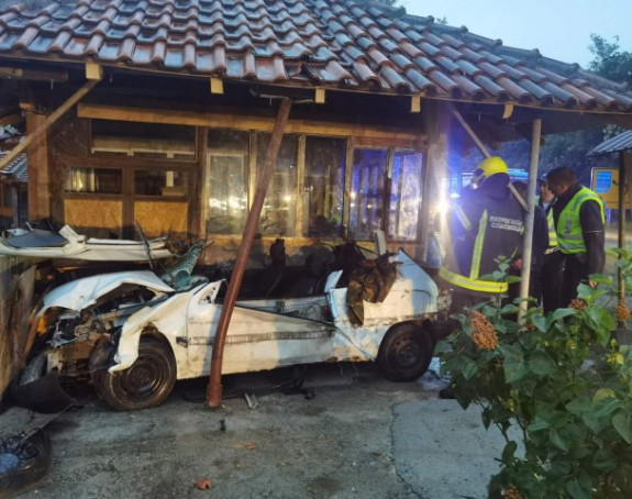 Automobilom uletio u kafanu nakon lančanog sudara
