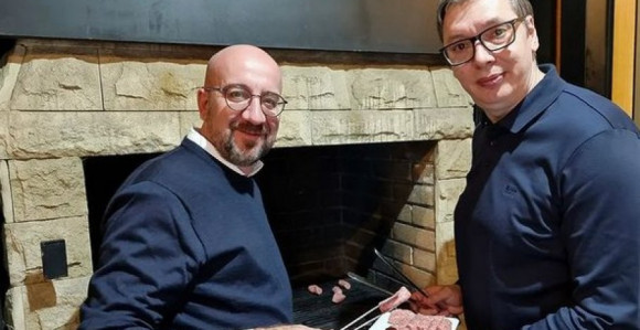 Vučić i Mišel spremali zajedno ćevapčiće