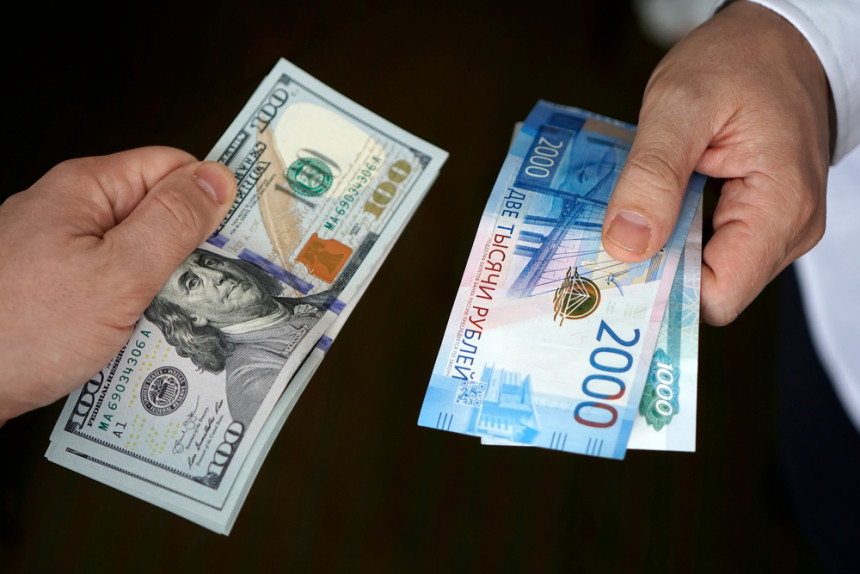 Dolar pao ispod 60 rubalja, prvi put od 2018. godine