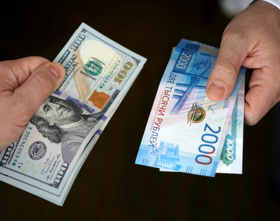 Долар пао испод 60 рубаља, први пут од 2018. године