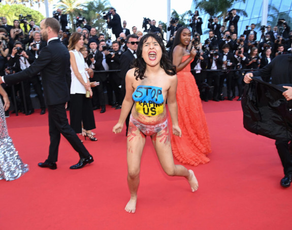 Kan: Naga žena s porukom "Prestanite da nas silujete"