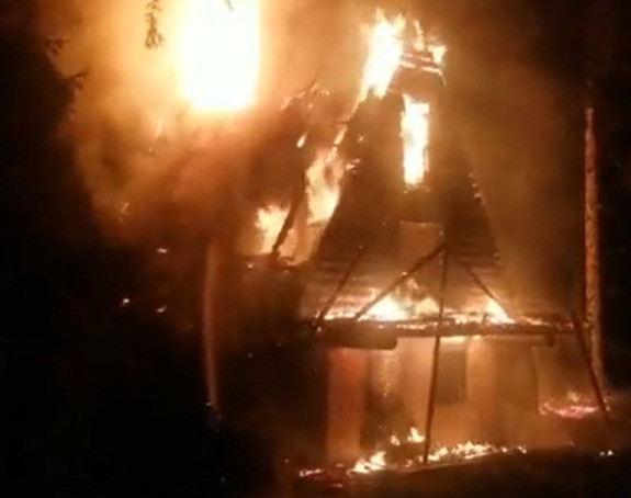 Gori vikendica na Vlašiću, požar zahvatio i šumu